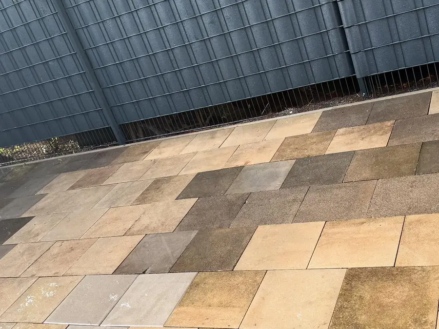 Terrasse aus großformatigen Natursteinplatten in warmen Sandtönen