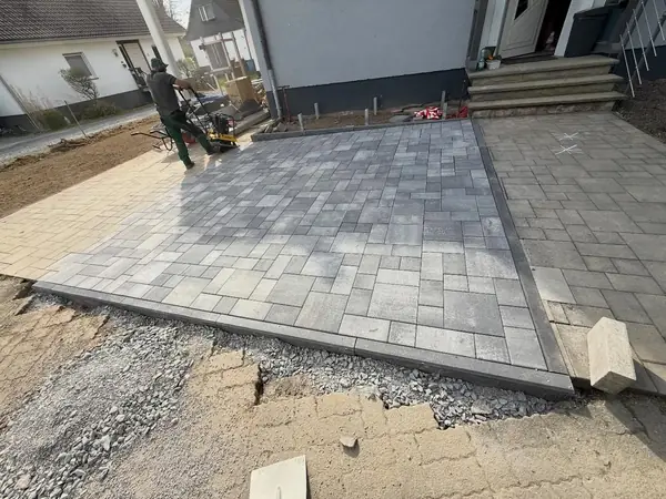 Schritt 4: fertige Einfahrt mit Randstein und Anschluss an die Treppe