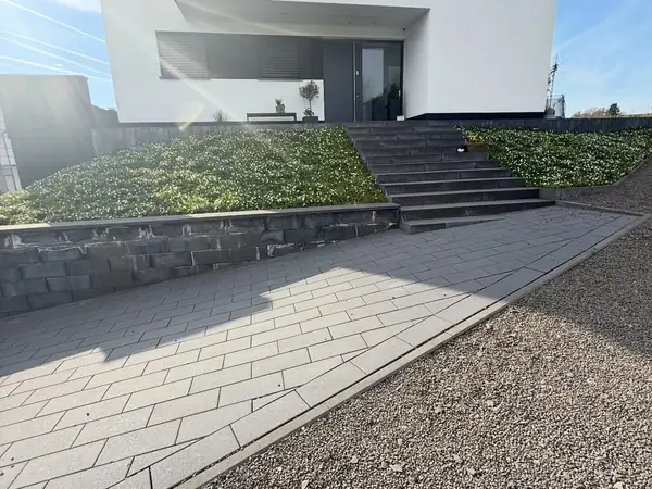 Hauszugang mit Treppenanlage und bepflanzter Böschung