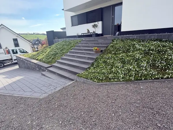 Neu angelegter Vorgarten mit Treppe, Kiesfläche und Bodendeckern
