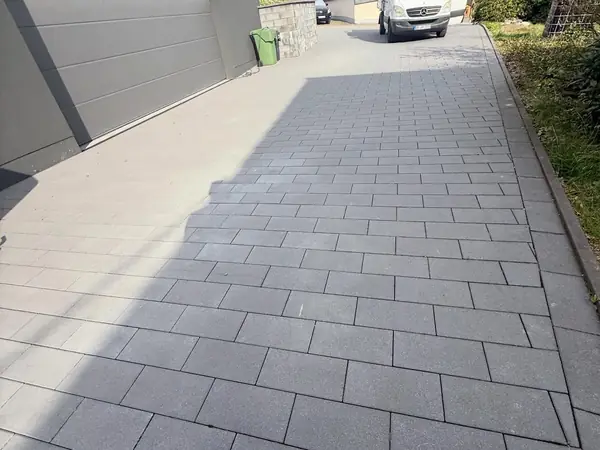 Breite gepflasterte Zufahrt zur Garage