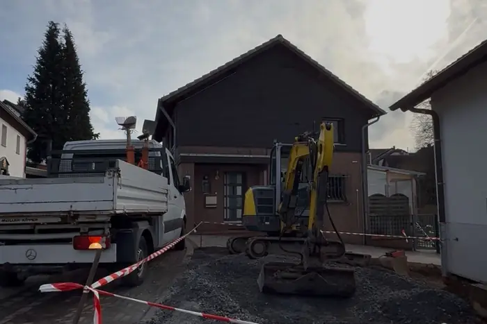 Eigener Kipper und Bagger nebeneinander auf einer Baustelle